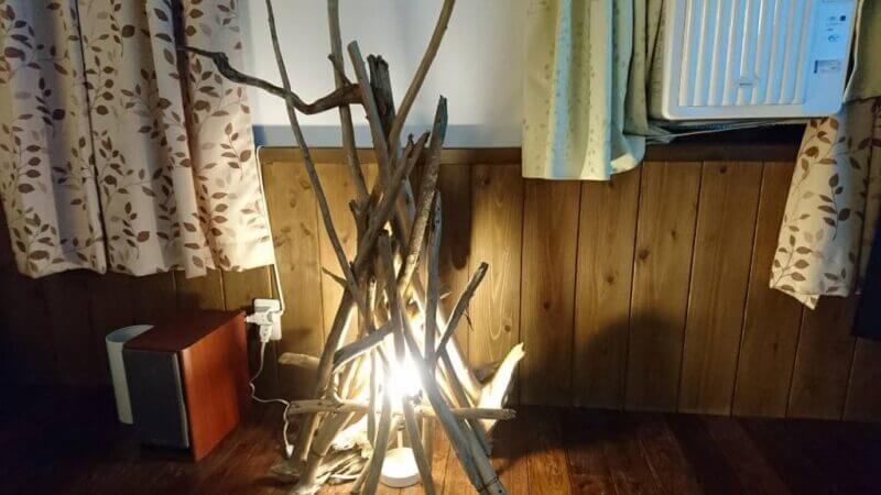 DIYで寝室のリフォーム：流木ランプ作成と間接照明で部屋を演出 | 塗装 