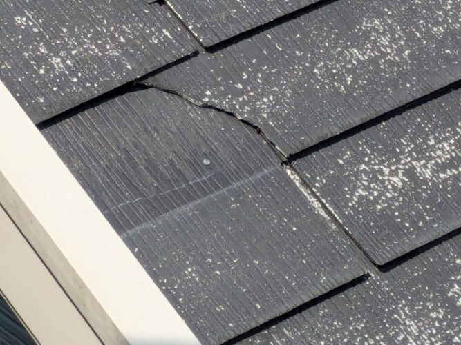 割れているスレート屋根